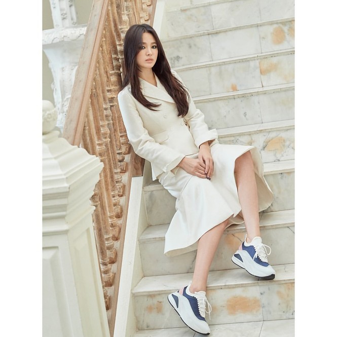 Song Hye Kyo lạnh lùng bí ẩn vẫn đẹp 'không góc chết' - ảnh 7