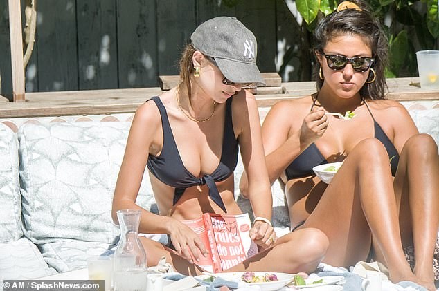 Emily Ratajkowski diện bikini gợi tình ở Miami - ảnh 8