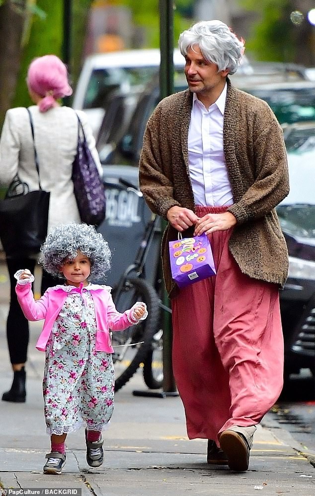 Irina Shayk và con gái hóa trang chuột Minnie dịp Halloween - ảnh 4
