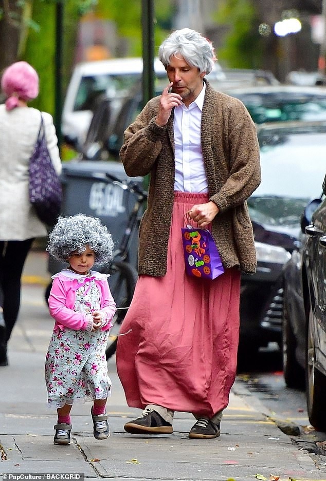 Irina Shayk và con gái hóa trang chuột Minnie dịp Halloween - ảnh 6