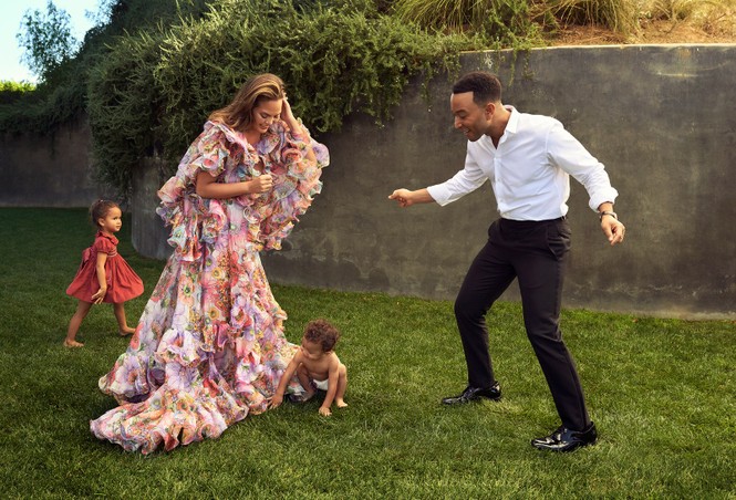 Siêu mẫu áo tắm Chrissy Teigen tình tứ ngọt ngào bên chồng - ảnh 6