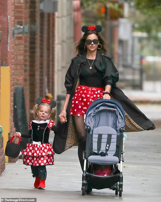 Irina Shayk và con gái hóa trang chuột Minnie dịp Halloween - ảnh 2