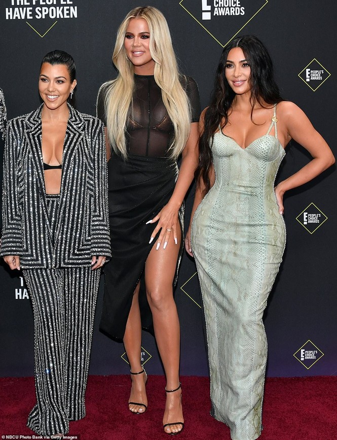 Chị em nhà Kim Kardashian mặc táo bạo đọ sắc nóng bỏng - ảnh 8