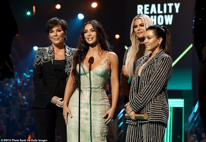 Chị em nhà Kim Kardashian mặc táo bạo đọ sắc nóng bỏng - ảnh 9