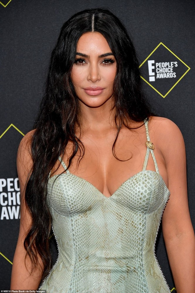 Chị em nhà Kim Kardashian mặc táo bạo đọ sắc nóng bỏng - ảnh 1