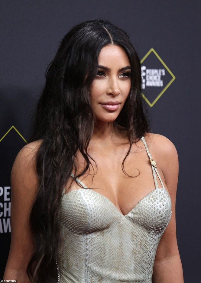 Chị em nhà Kim Kardashian mặc táo bạo đọ sắc nóng bỏng - ảnh 2