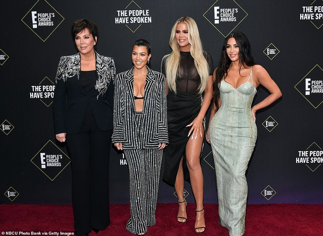 Chị em nhà Kim Kardashian mặc táo bạo đọ sắc nóng bỏng - ảnh 10