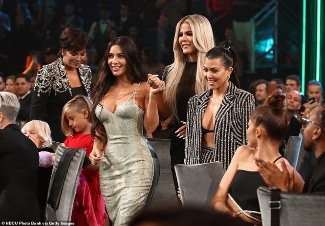 Chị em nhà Kim Kardashian mặc táo bạo đọ sắc nóng bỏng - ảnh 6