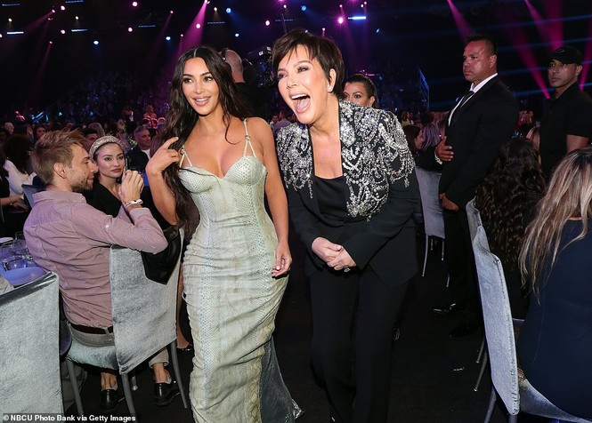 Chị em nhà Kim Kardashian mặc táo bạo đọ sắc nóng bỏng - ảnh 7