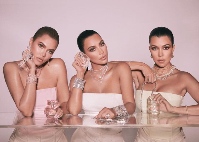 Chị em nhà Kim Kardashian mặc táo bạo đọ sắc nóng bỏng - ảnh 13