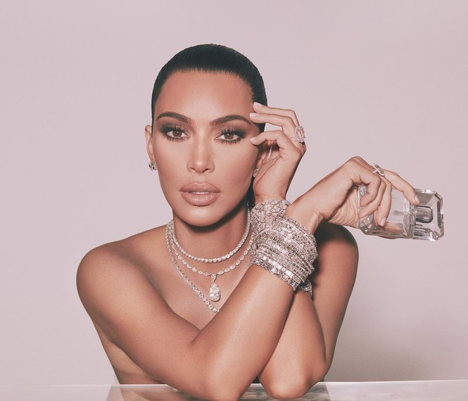 Chị em nhà Kim Kardashian mặc táo bạo đọ sắc nóng bỏng - ảnh 16