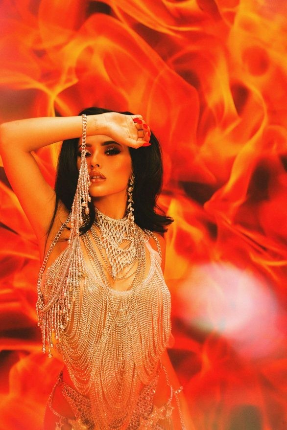 Đường cong nóng bỏng hút mắt của nữ ca sĩ Becky G - ảnh 10