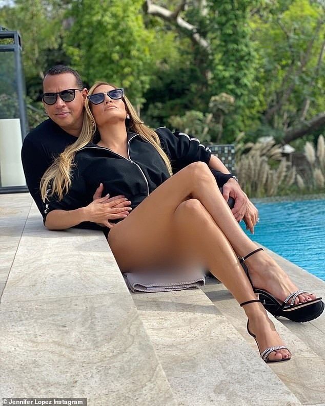 Jennifer Lopez trẻ trung gợi cảm bên hôn phu kém 6 tuổi - ảnh 1