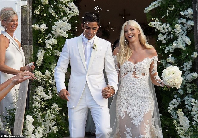 Thiên thần nội y Devon Windsor mặc bikini hôn chồng hậu đám cưới - ảnh 12