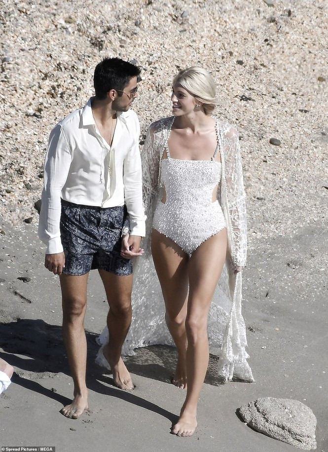 Thiên thần nội y Devon Windsor mặc bikini hôn chồng hậu đám cưới - ảnh 19