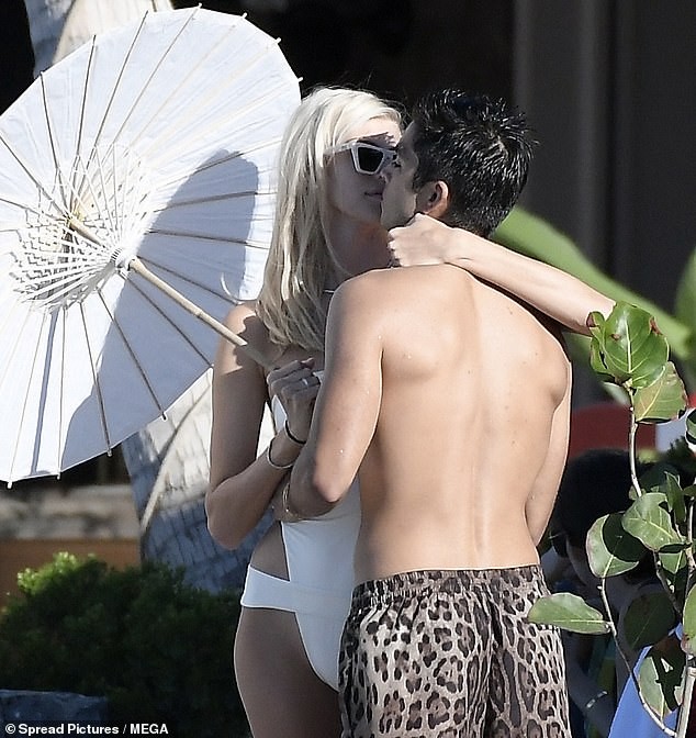 Thiên thần nội y Devon Windsor mặc bikini hôn chồng hậu đám cưới - ảnh 3