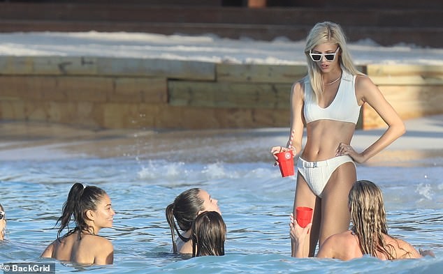 Thiên thần nội y Devon Windsor mặc bikini hôn chồng hậu đám cưới - ảnh 7