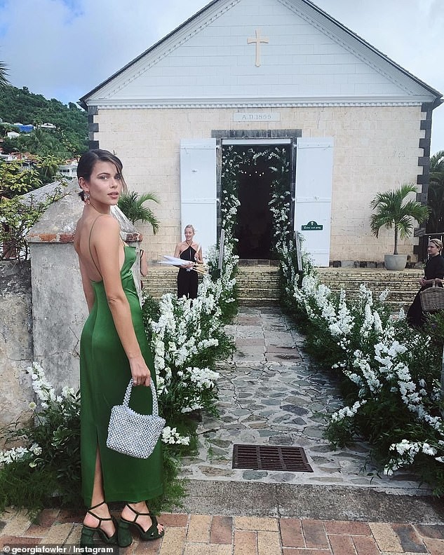 Georgia Fowler thả dáng cuốn hút trên biển - ảnh 5
