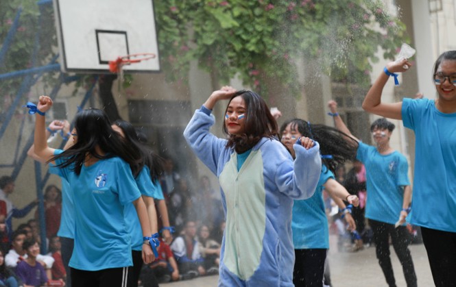 Ngày hội Flashmob náo nhiệt đa sắc màu của học sinh Chuyên Sư phạm - ảnh 6