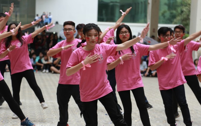 Ngày hội Flashmob náo nhiệt đa sắc màu của học sinh Chuyên Sư phạm - ảnh 2