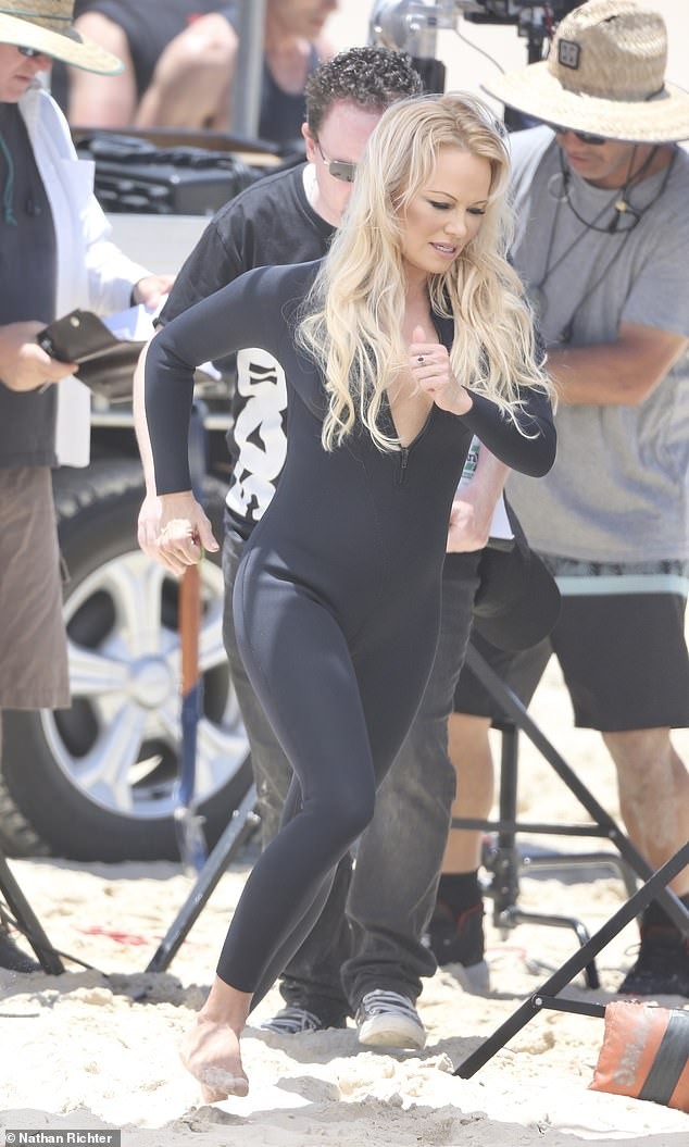 Biểu tượng gợi cảm Pamela Anderson diện áo tắm căng đầy sức sống - ảnh 12
