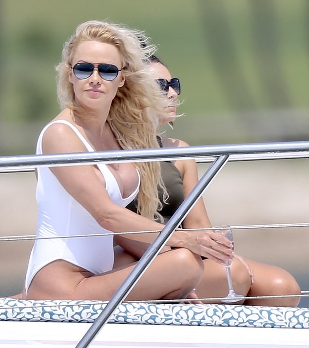 Biểu tượng gợi cảm Pamela Anderson diện áo tắm căng đầy sức sống - ảnh 1
