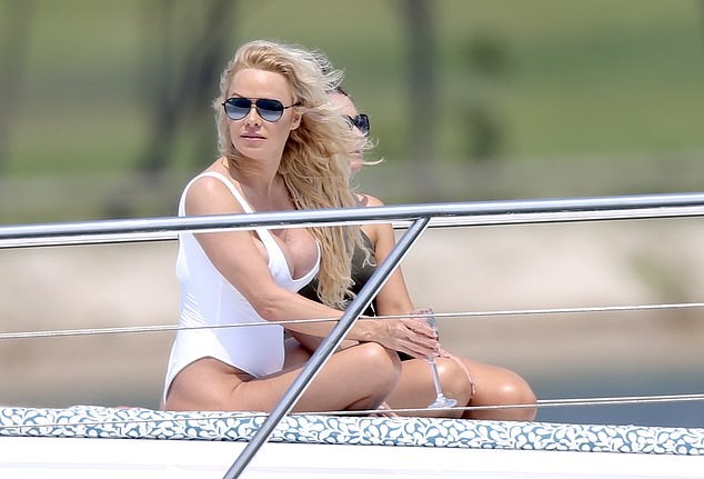 Biểu tượng gợi cảm Pamela Anderson diện áo tắm căng đầy sức sống - ảnh 2