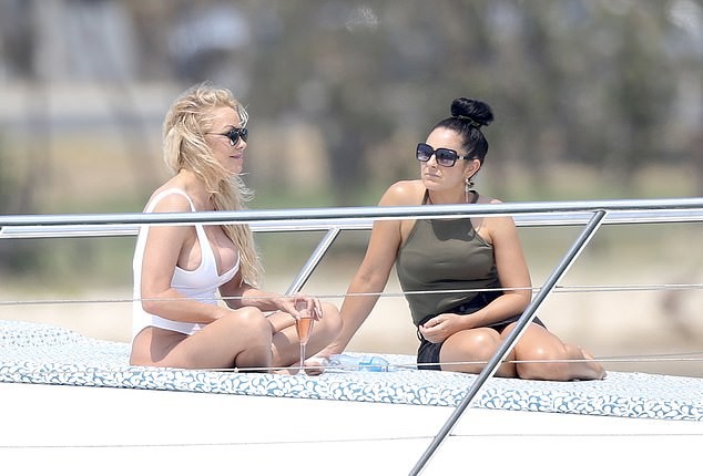 Biểu tượng gợi cảm Pamela Anderson diện áo tắm căng đầy sức sống - ảnh 3
