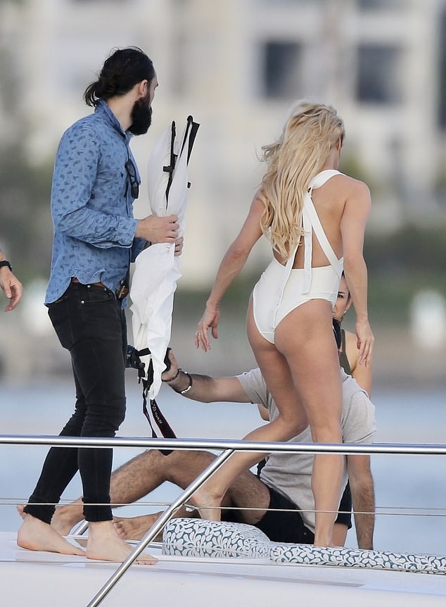 Biểu tượng gợi cảm Pamela Anderson diện áo tắm căng đầy sức sống - ảnh 4