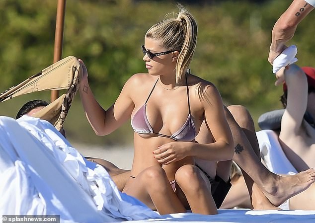 Sofia Richie diện bikini tắm nắng cùng bạn trai ở Miami - ảnh 1
