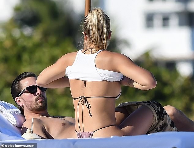 Sofia Richie diện bikini tắm nắng cùng bạn trai ở Miami - ảnh 2