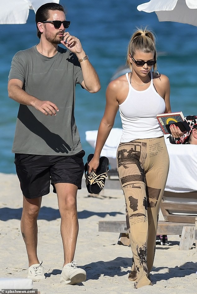 Sofia Richie diện bikini tắm nắng cùng bạn trai ở Miami - ảnh 4