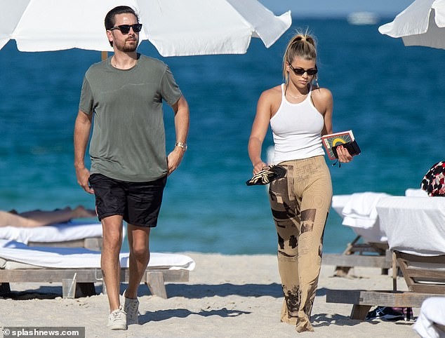 Sofia Richie diện bikini tắm nắng cùng bạn trai ở Miami - ảnh 5