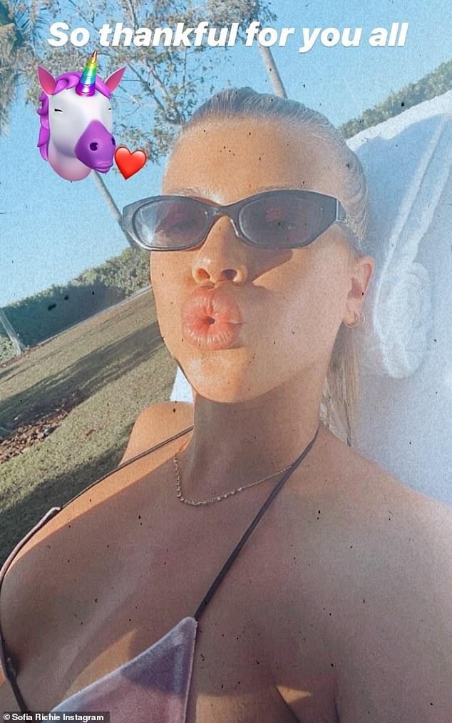 Sofia Richie diện bikini tắm nắng cùng bạn trai ở Miami - ảnh 6