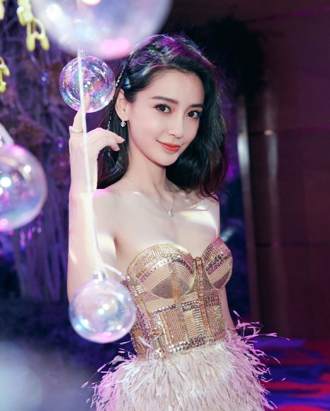 Mỹ nữ Tân Cương, Angelababy và dàn sao Hoa ngữ khoe ngực nóng bỏng - ảnh 16