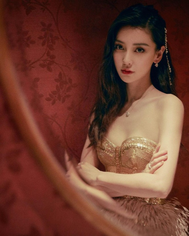 Mỹ nữ Tân Cương, Angelababy và dàn sao Hoa ngữ khoe ngực nóng bỏng - ảnh 19