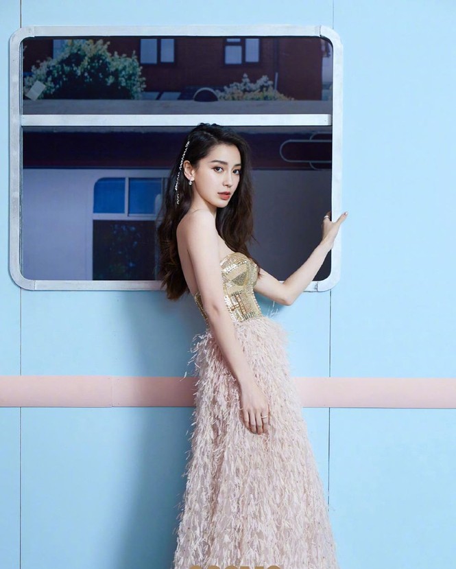 Mỹ nữ Tân Cương, Angelababy và dàn sao Hoa ngữ khoe ngực nóng bỏng - ảnh 15