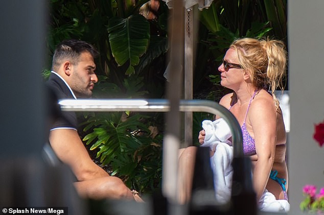 Britney Spears nghỉ mát ở Miami cùng bạn trai kém 13 tuổi - ảnh 5