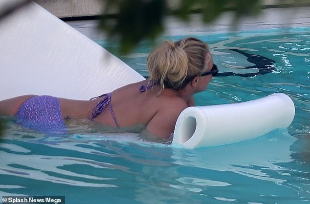 Britney Spears nghỉ mát ở Miami cùng bạn trai kém 13 tuổi - ảnh 11