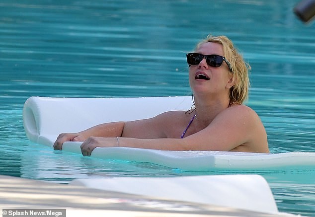 Britney Spears nghỉ mát ở Miami cùng bạn trai kém 13 tuổi - ảnh 12