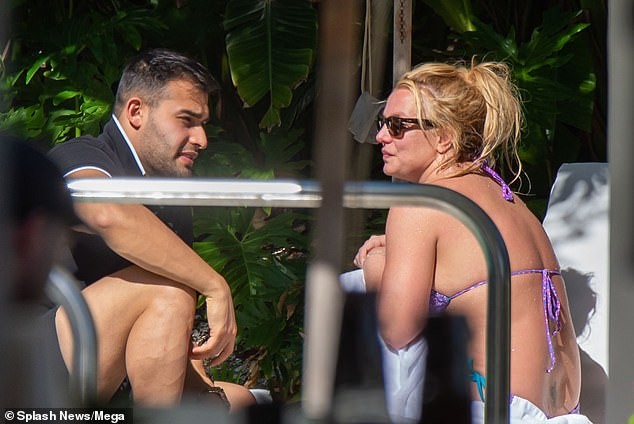 Britney Spears nghỉ mát ở Miami cùng bạn trai kém 13 tuổi - ảnh 6