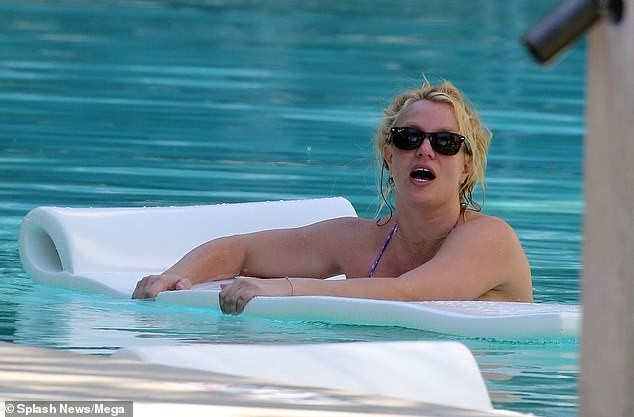 Britney Spears nghỉ mát ở Miami cùng bạn trai kém 13 tuổi - ảnh 10