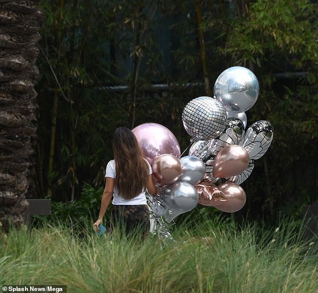 Britney Spears nghỉ mát ở Miami cùng bạn trai kém 13 tuổi - ảnh 13