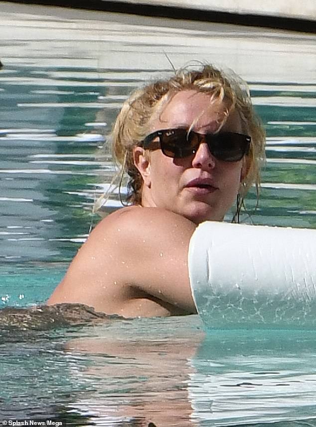 Britney Spears nghỉ mát ở Miami cùng bạn trai kém 13 tuổi - ảnh 3