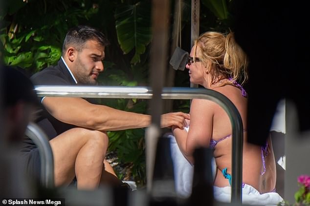 Britney Spears nghỉ mát ở Miami cùng bạn trai kém 13 tuổi - ảnh 7
