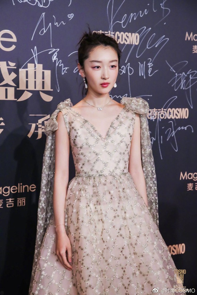 Mỹ nữ Tân Cương, Angelababy và dàn sao Hoa ngữ khoe ngực nóng bỏng - ảnh 29