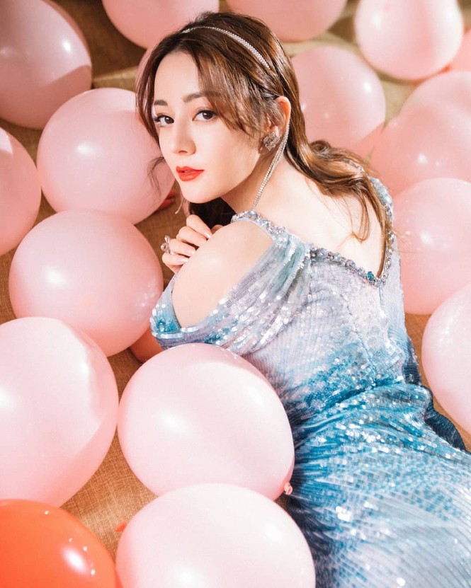 Mỹ nữ Tân Cương, Angelababy và dàn sao Hoa ngữ khoe ngực nóng bỏng - ảnh 10