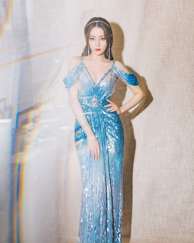Mỹ nữ Tân Cương, Angelababy và dàn sao Hoa ngữ khoe ngực nóng bỏng - ảnh 11