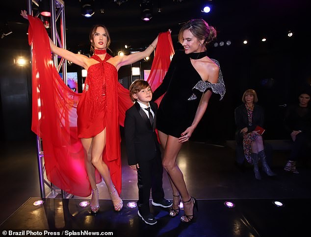 Alessandra Ambrosio rạng ngời bên tượng sáp siêu gợi cảm của chính mình - ảnh 5