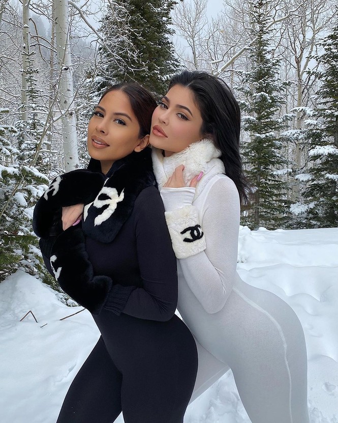 Kylie Jenner hóa thỏ bông gợi cảm giữa trời tuyết giá - ảnh 4